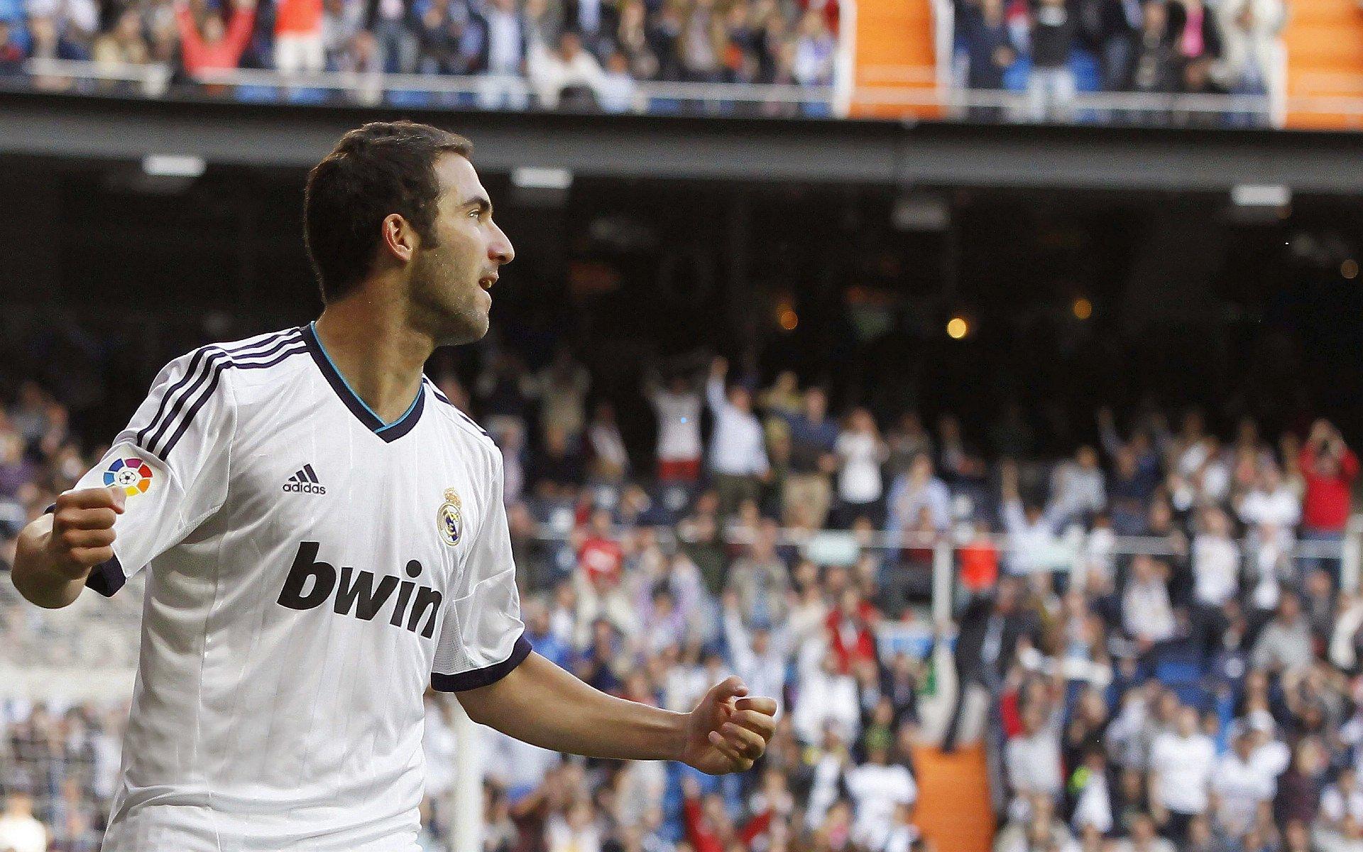 曼联中场战略重塑,梅努续约谈判紧急重启,卡塞米罗离队催生新布局